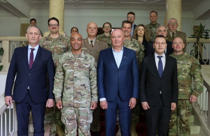 Goganović sa američkim vojnim zvaničnicima