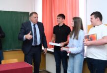 Dodik uručio informatičku opremu za troje uspješnih učenika Osnovne škole „Desanka Maksimović“ u Dragočaju