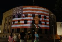 Palata Republike u bojama američke zastave