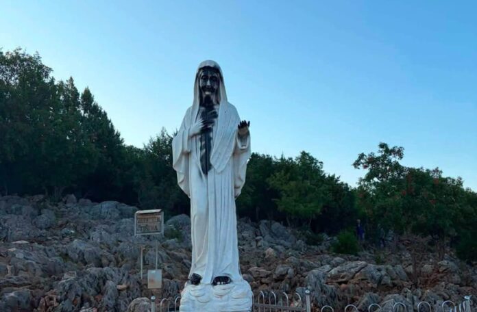 oštećen kip Gospe 1