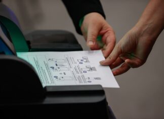 Pred opšte izbore brojni problemi sa novom tehnologijom – priznaju ih i u CIK-u, ali ipak kažnjavaju one koji na to ukazuju