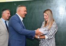 Minić i Golubović uručili besplatne udžbenike u Osnovnoj školi „Stanko Rakita“ u Vrbanji