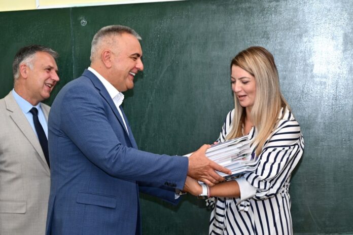 Minić i Golubović uručili besplatne udžbenike u Osnovnoj školi Stanko Rakita u Vrbanji