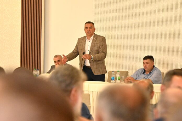 Minić sa mještanima Kacevca Banjice Batara i Glavičica
