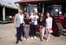 Minić u Vršanima prisustvovao podjeli traktora „Belarus“ mladim poljoprivrednicima