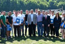 Minić uručio rješenja o podršci za nabavku traktora „belarus“