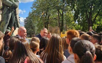 Dodik sa djecom iz Srbije: Nema ljepšeg osjećaja nego vidjeti koliko su čvrste veze našeg naroda