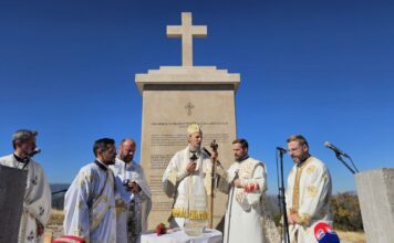 Na Oblju osveštan spomenik Srbima poginulim u oslobodilačkim ratovima od 1875. do 1995. godine