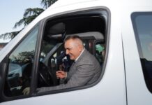 Osnovnoj školi „Sveti Sava“ u Bileći doniran kombi za prevoz učenika – ključeve uručio Savo Minić