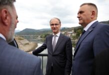 Minić i Macut obišli pješački most na Rzavu čija je rekonstrukcija u toku