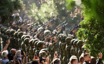 General Mladić sahranjen uz počasnu paljbu, rijeka ljudi se slila na Topčidersko groblje