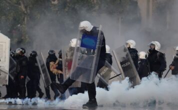 U Tirani povrijeđeno 16 policajaca